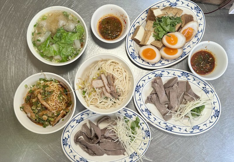 大溪美食地標達摩麵店,在地人激推擔仔麵與黑白切,老街飄香一甲子