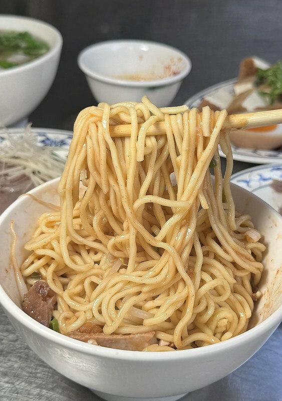 大溪美食地標達摩麵店,在地人激推擔仔麵與黑白切,老街飄香一甲子