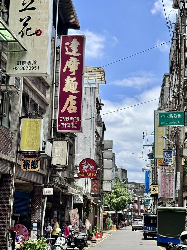 大溪美食地標達摩麵店,在地人激推擔仔麵與黑白切,老街飄香一甲子