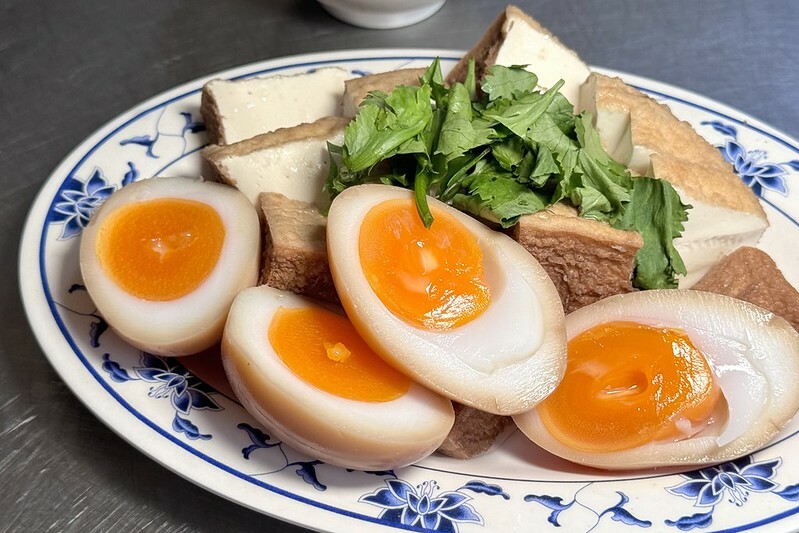 大溪美食地標達摩麵店,在地人激推擔仔麵與黑白切,老街飄香一甲子