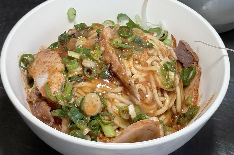 大溪美食地標達摩麵店,在地人激推擔仔麵與黑白切,老街飄香一甲子