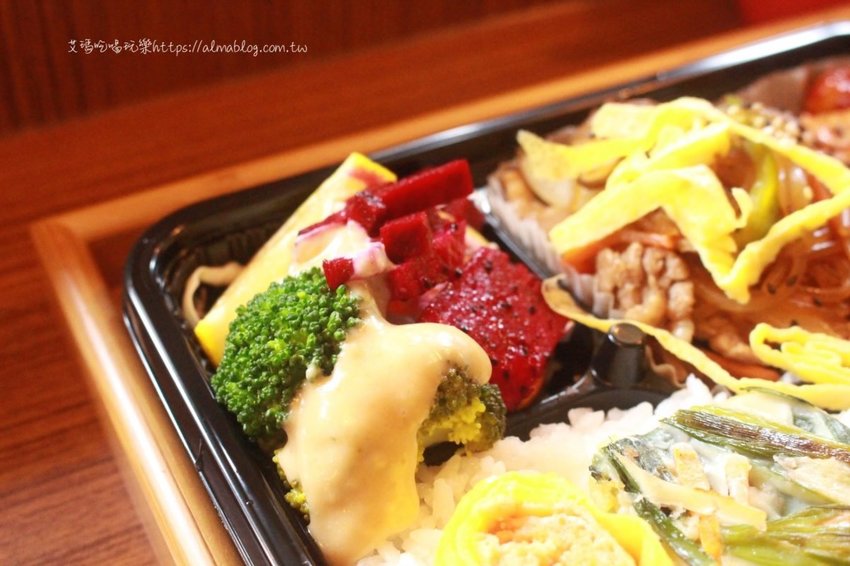 〖Finebox 好食〗韓國女生開的便當店！豪華편리한多達七樣菜．附大醬湯＆手工飲