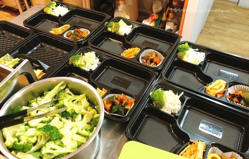 〖Finebox 好食〗韓國女生開的便當店！豪華편리한多達七樣菜．附大醬湯＆手工飲