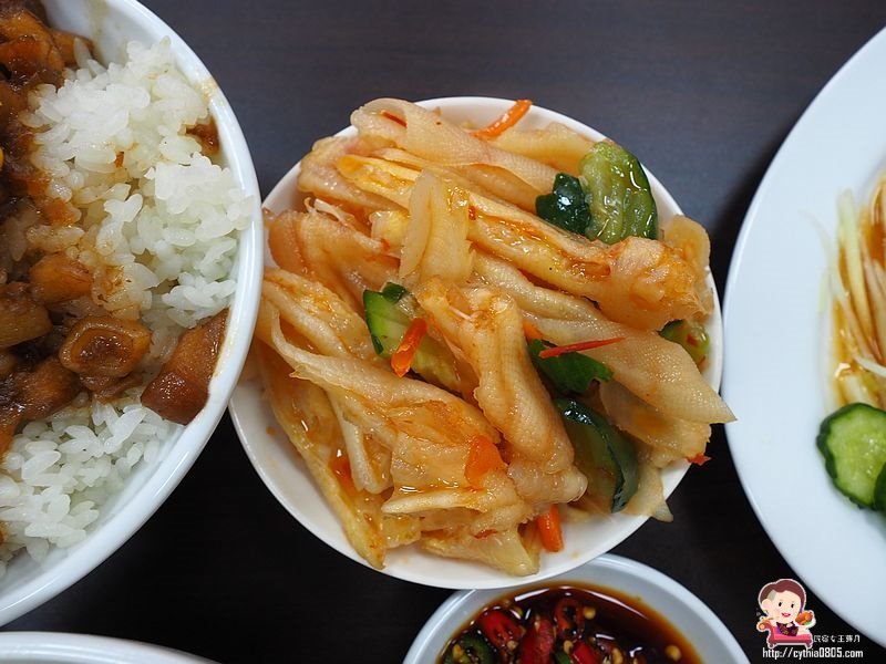 桃園平鎮美食-台南肉燥飯-霸氣虱目魚皮山蓋飯很驚人,在這裡找到我要的台南味 (邀約) @民宿女王芽月-美食.旅遊.全台趴趴走