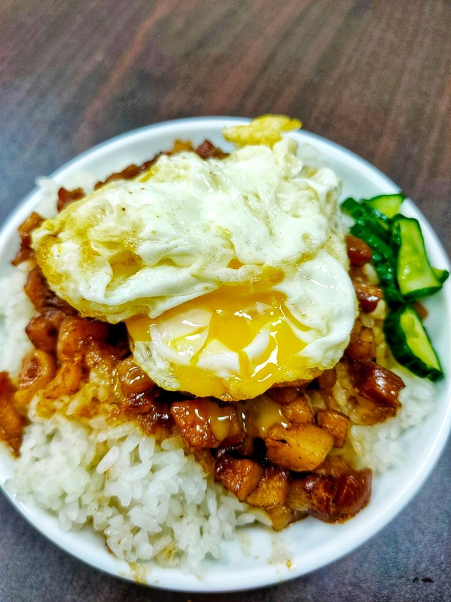 桃園平鎮美食-台南肉燥飯-霸氣虱目魚皮山蓋飯很驚人,在這裡找到我要的台南味 (邀約) @民宿女王芽月-美食.旅遊.全台趴趴走