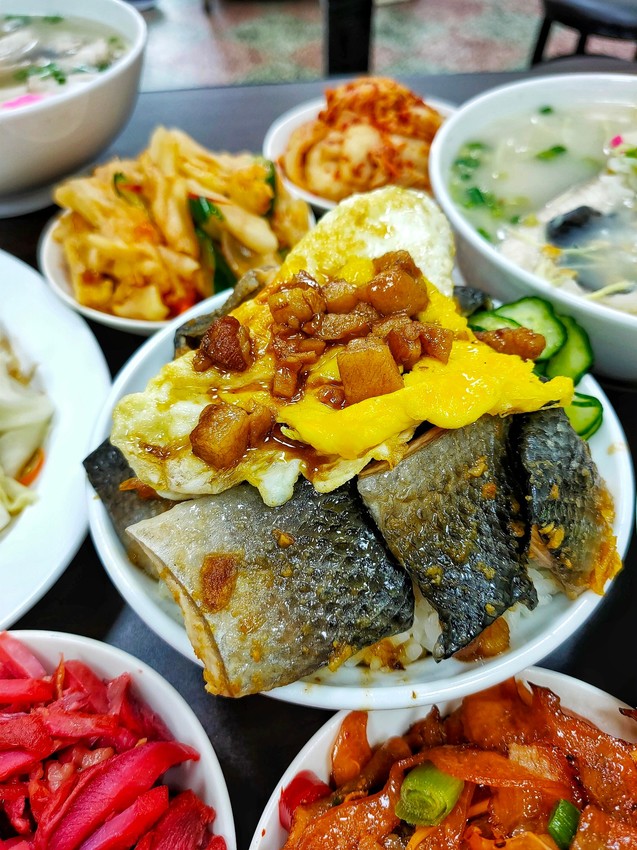 桃園平鎮美食-台南肉燥飯-霸氣虱目魚皮山蓋飯很驚人,在這裡找到我要的台南味 (邀約) @民宿女王芽月-美食.旅遊.全台趴趴走