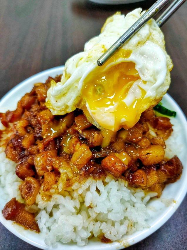 桃園平鎮美食-台南肉燥飯-霸氣虱目魚皮山蓋飯很驚人,在這裡找到我要的台南味 (邀約) @民宿女王芽月-美食.旅遊.全台趴趴走