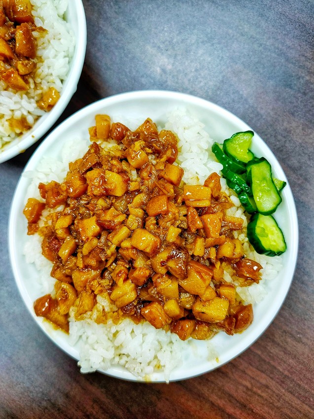 桃園平鎮美食-台南肉燥飯-霸氣虱目魚皮山蓋飯很驚人,在這裡找到我要的台南味 (邀約) @民宿女王芽月-美食.旅遊.全台趴趴走
