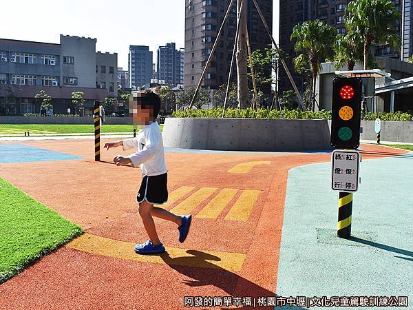 文化兒童駕駛訓練公園16-紅綠燈與斑馬線.JPG