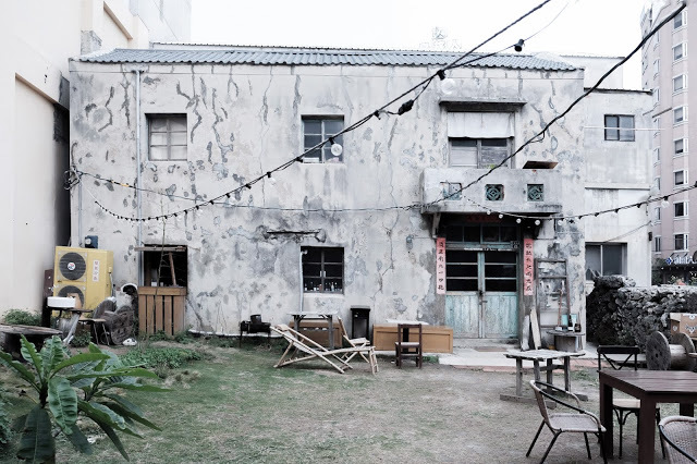 [秋，澎湖] 喝一點酒，聊一點天，在秋季的澎湖老宅草地上 - Beacon說酒人