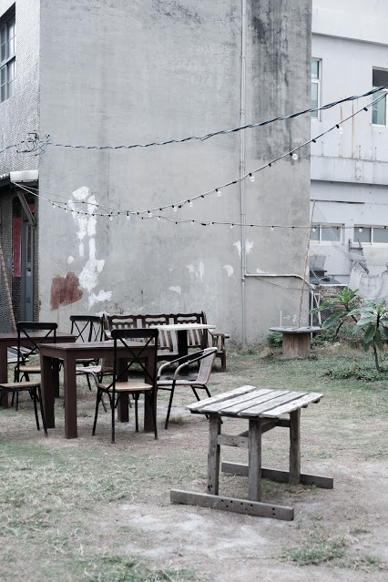 [秋，澎湖] 喝一點酒，聊一點天，在秋季的澎湖老宅草地上 - Beacon說酒人