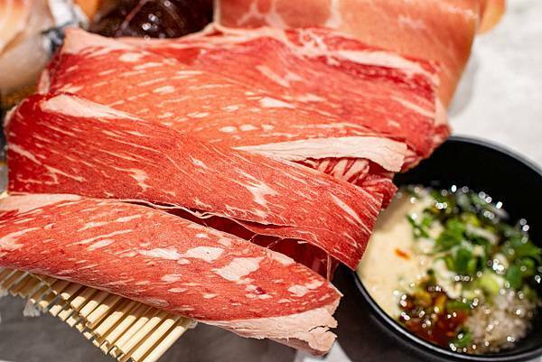 【桃園美食】嗑肉石鍋-什麼!?和牛龍蝦火鍋只要599元就能吃到!CP值爆高的火鍋店