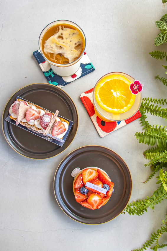 台中西區,窩巷重新出發~不止甜點迷人,斑駁老宅搭配綠植水泥長桌也好好拍。 - 微笑Joe幸運