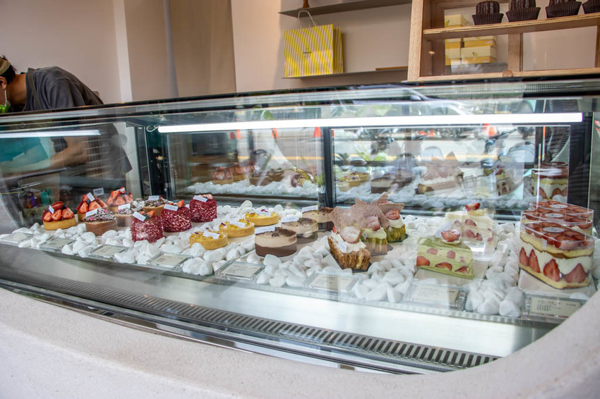 台中西區,窩巷重新出發~不止甜點迷人,斑駁老宅搭配綠植水泥長桌也好好拍。 - 微笑Joe幸運