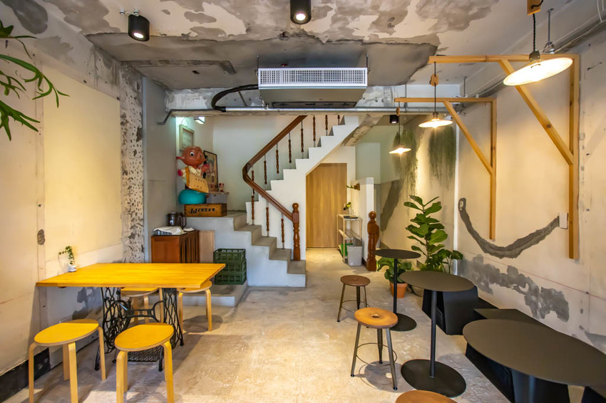 台中西區,窩巷重新出發~不止甜點迷人,斑駁老宅搭配綠植水泥長桌也好好拍。 - 微笑Joe幸運