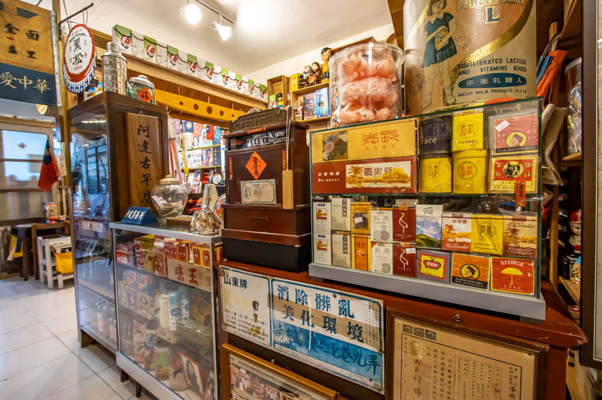 台中西區,窩巷重新出發~不止甜點迷人,斑駁老宅搭配綠植水泥長桌也好好拍。 - 微笑Joe幸運