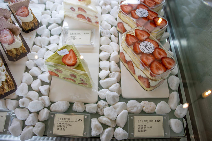 台中西區,窩巷重新出發~不止甜點迷人,斑駁老宅搭配綠植水泥長桌也好好拍。 - 微笑Joe幸運