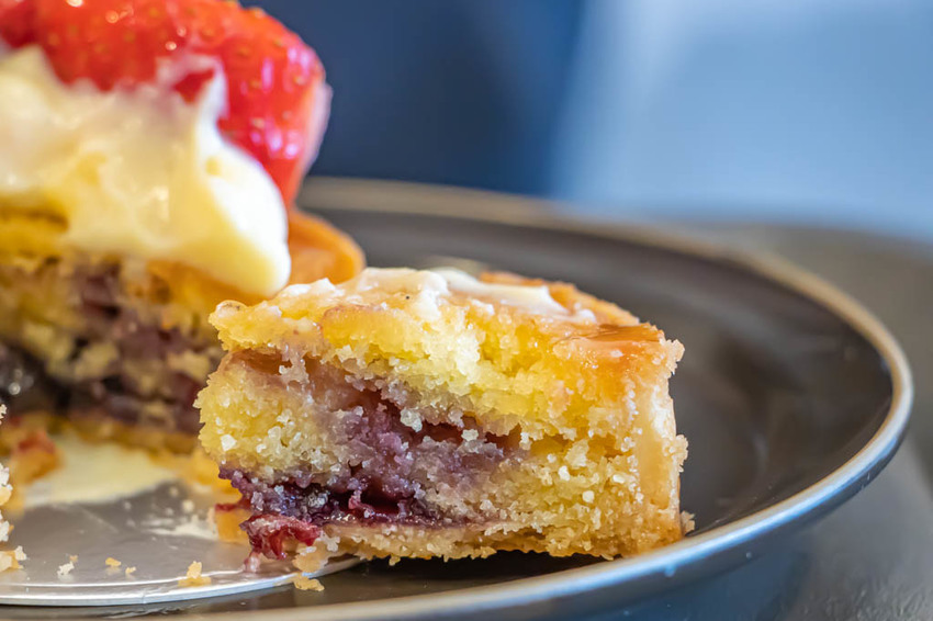 台中西區,窩巷重新出發~不止甜點迷人,斑駁老宅搭配綠植水泥長桌也好好拍。 - 微笑Joe幸運