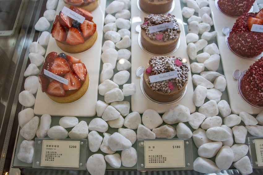 台中西區,窩巷重新出發~不止甜點迷人,斑駁老宅搭配綠植水泥長桌也好好拍。 - 微笑Joe幸運