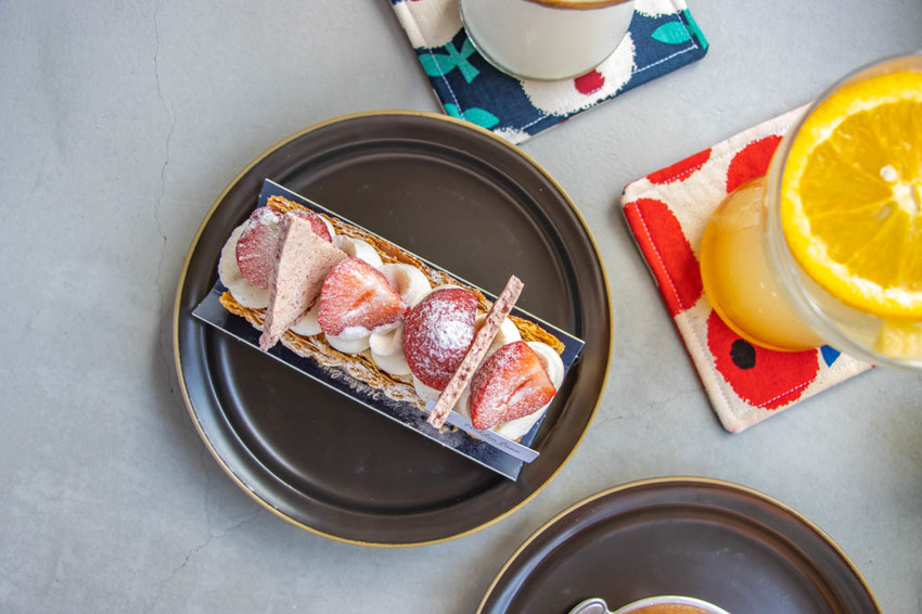 台中西區,窩巷重新出發~不止甜點迷人,斑駁老宅搭配綠植水泥長桌也好好拍。 - 微笑Joe幸運