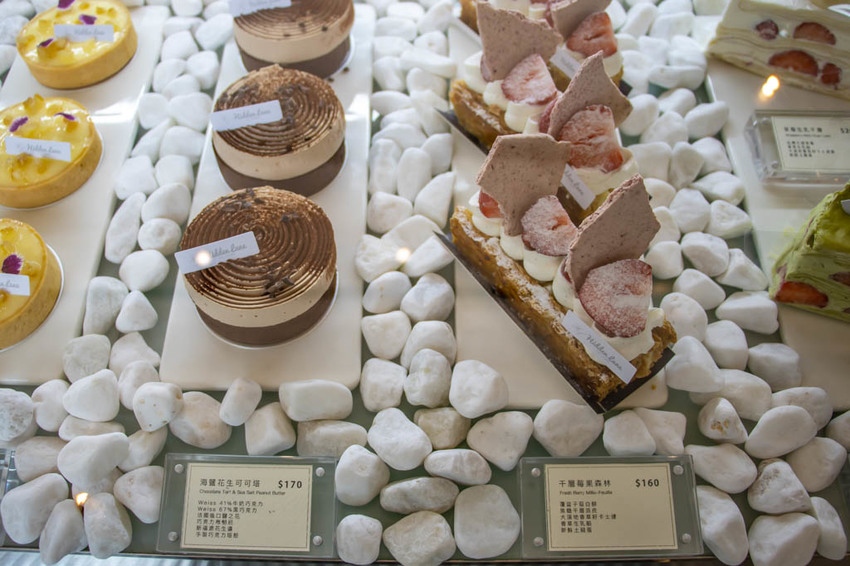 台中西區,窩巷重新出發~不止甜點迷人,斑駁老宅搭配綠植水泥長桌也好好拍。 - 微笑Joe幸運