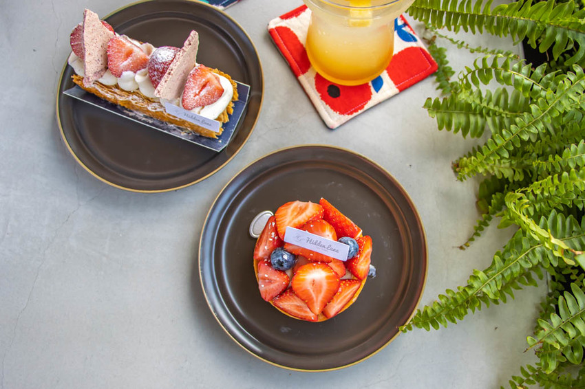 台中西區,窩巷重新出發~不止甜點迷人,斑駁老宅搭配綠植水泥長桌也好好拍。 - 微笑Joe幸運