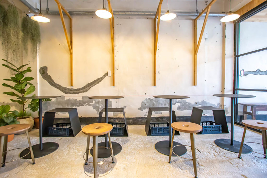 台中西區,窩巷重新出發~不止甜點迷人,斑駁老宅搭配綠植水泥長桌也好好拍。 - 微笑Joe幸運