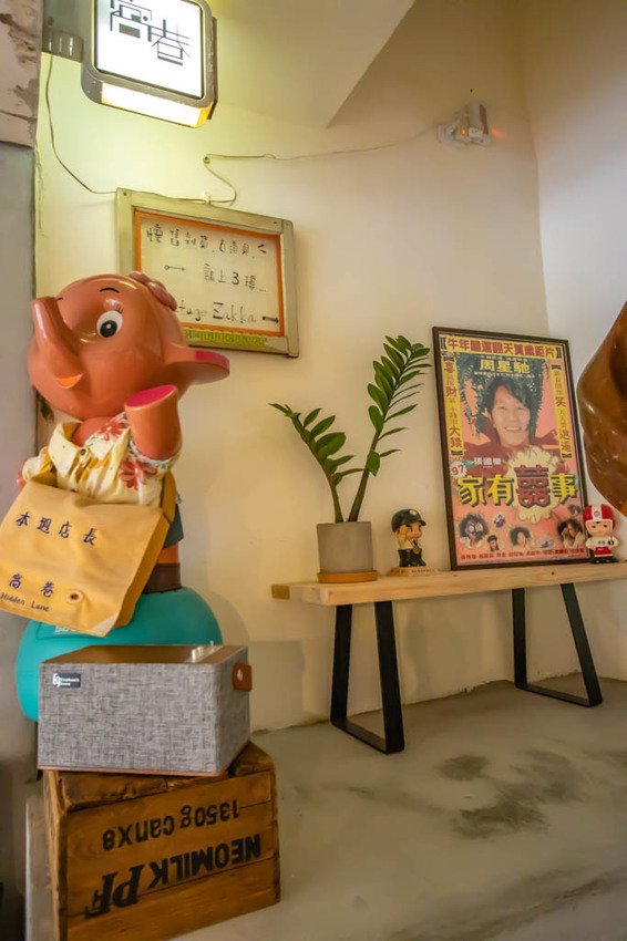 台中西區,窩巷重新出發~不止甜點迷人,斑駁老宅搭配綠植水泥長桌也好好拍。 - 微笑Joe幸運