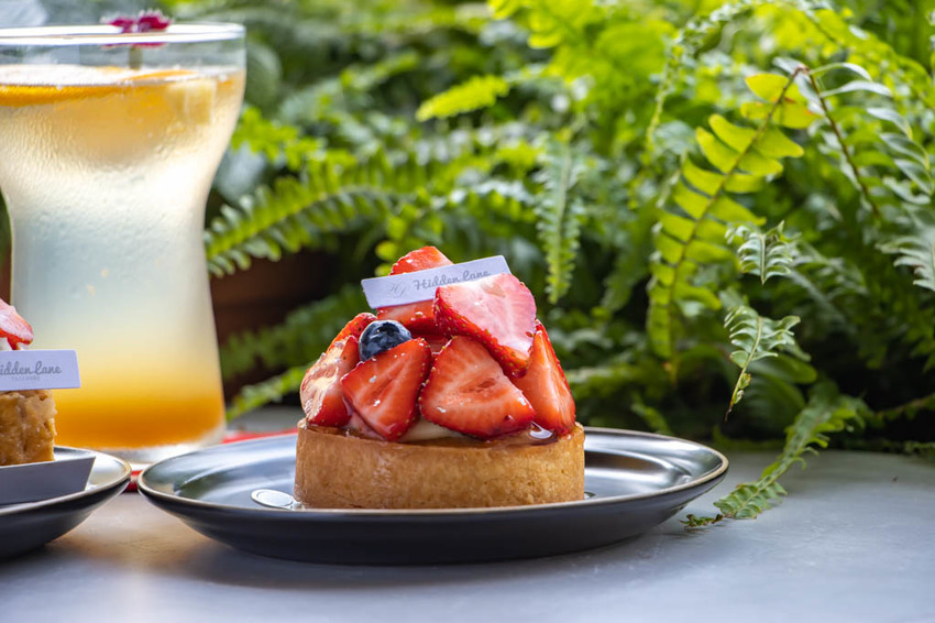 台中西區,窩巷重新出發~不止甜點迷人,斑駁老宅搭配綠植水泥長桌也好好拍。 - 微笑Joe幸運