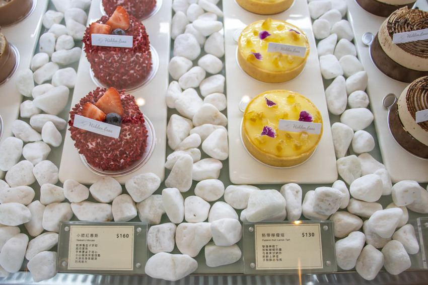 台中西區,窩巷重新出發~不止甜點迷人,斑駁老宅搭配綠植水泥長桌也好好拍。 - 微笑Joe幸運