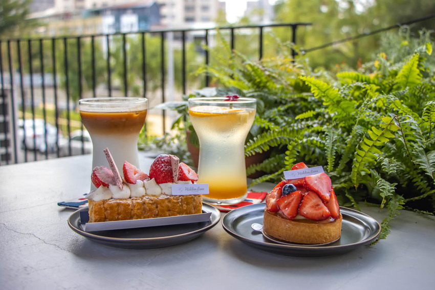 台中西區,窩巷重新出發~不止甜點迷人,斑駁老宅搭配綠植水泥長桌也好好拍。 - 微笑Joe幸運