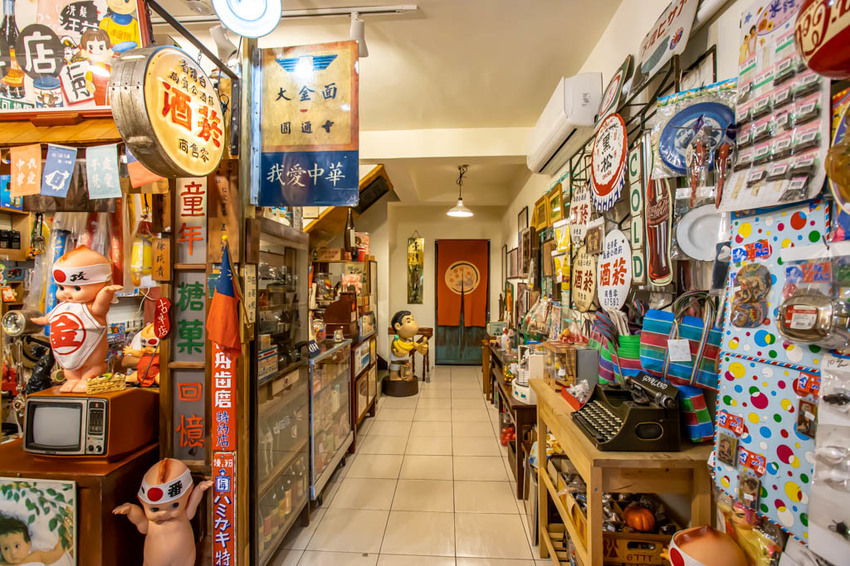 台中西區,窩巷重新出發~不止甜點迷人,斑駁老宅搭配綠植水泥長桌也好好拍。 - 微笑Joe幸運