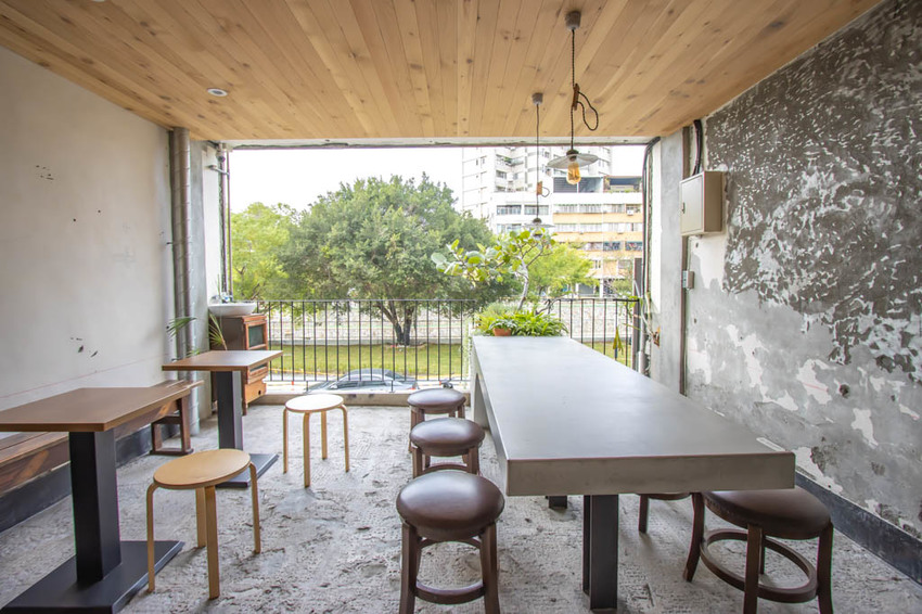 台中西區,窩巷重新出發~不止甜點迷人,斑駁老宅搭配綠植水泥長桌也好好拍。 - 微笑Joe幸運