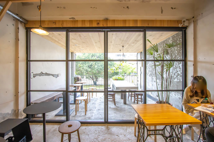 台中西區,窩巷重新出發~不止甜點迷人,斑駁老宅搭配綠植水泥長桌也好好拍。 - 微笑Joe幸運