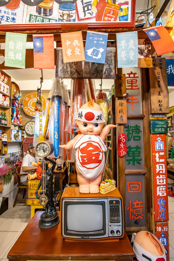 台中西區,窩巷重新出發~不止甜點迷人,斑駁老宅搭配綠植水泥長桌也好好拍。 - 微笑Joe幸運