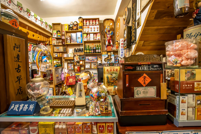 台中西區,窩巷重新出發~不止甜點迷人,斑駁老宅搭配綠植水泥長桌也好好拍。 - 微笑Joe幸運