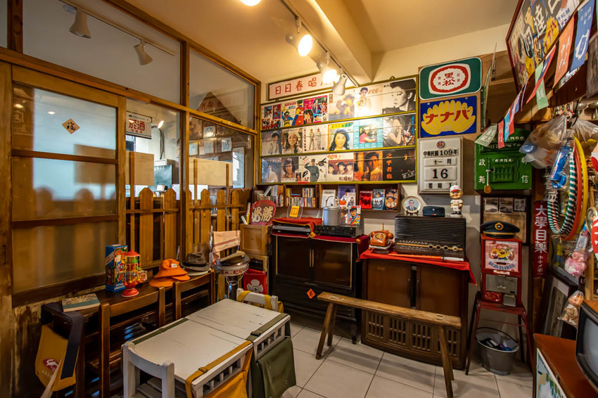 台中西區,窩巷重新出發~不止甜點迷人,斑駁老宅搭配綠植水泥長桌也好好拍。 - 微笑Joe幸運