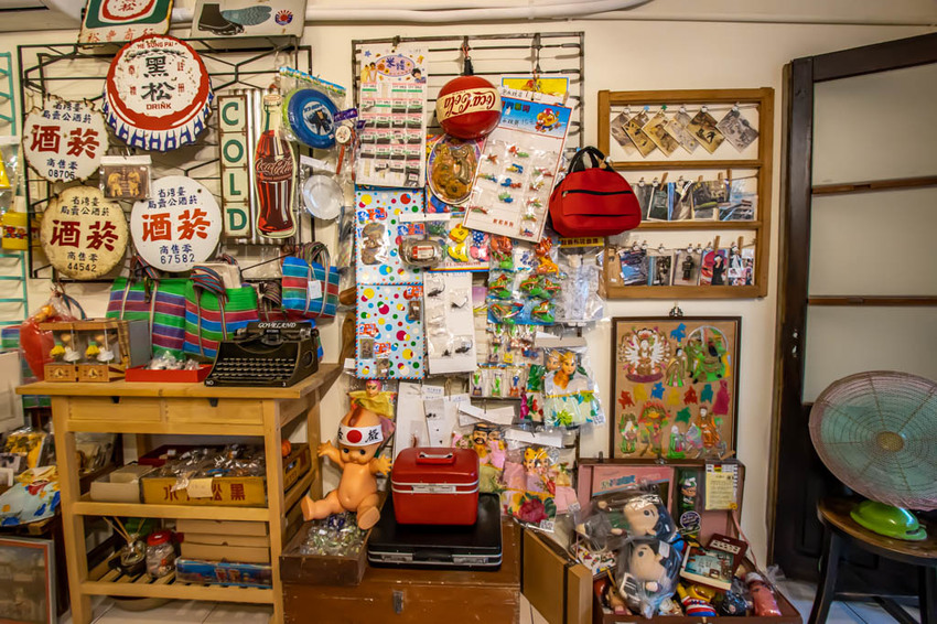 台中西區,窩巷重新出發~不止甜點迷人,斑駁老宅搭配綠植水泥長桌也好好拍。 - 微笑Joe幸運