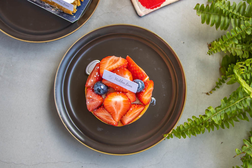 台中西區,窩巷重新出發~不止甜點迷人,斑駁老宅搭配綠植水泥長桌也好好拍。 - 微笑Joe幸運