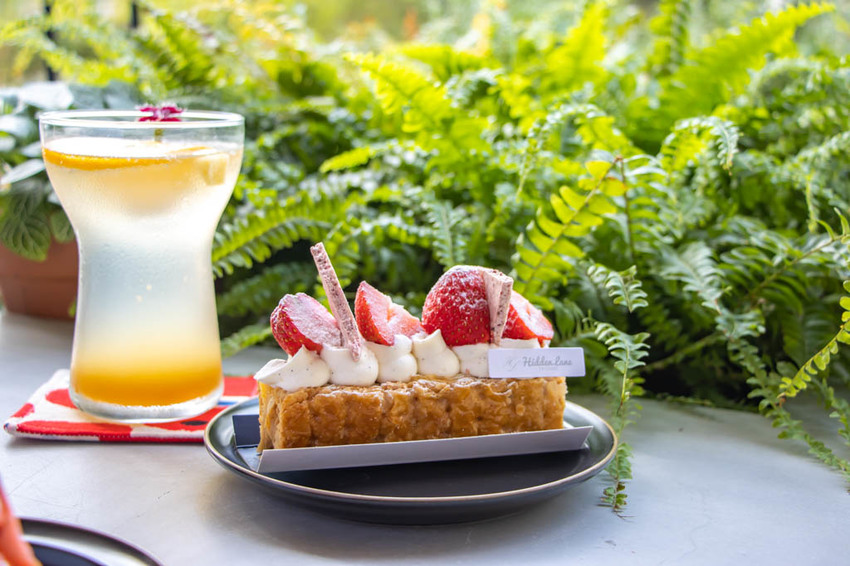 台中西區,窩巷重新出發~不止甜點迷人,斑駁老宅搭配綠植水泥長桌也好好拍。 - 微笑Joe幸運