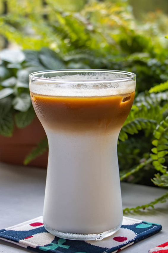 台中西區,窩巷重新出發~不止甜點迷人,斑駁老宅搭配綠植水泥長桌也好好拍。 - 微笑Joe幸運