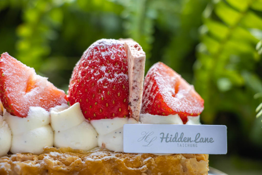 台中西區,窩巷重新出發~不止甜點迷人,斑駁老宅搭配綠植水泥長桌也好好拍。 - 微笑Joe幸運