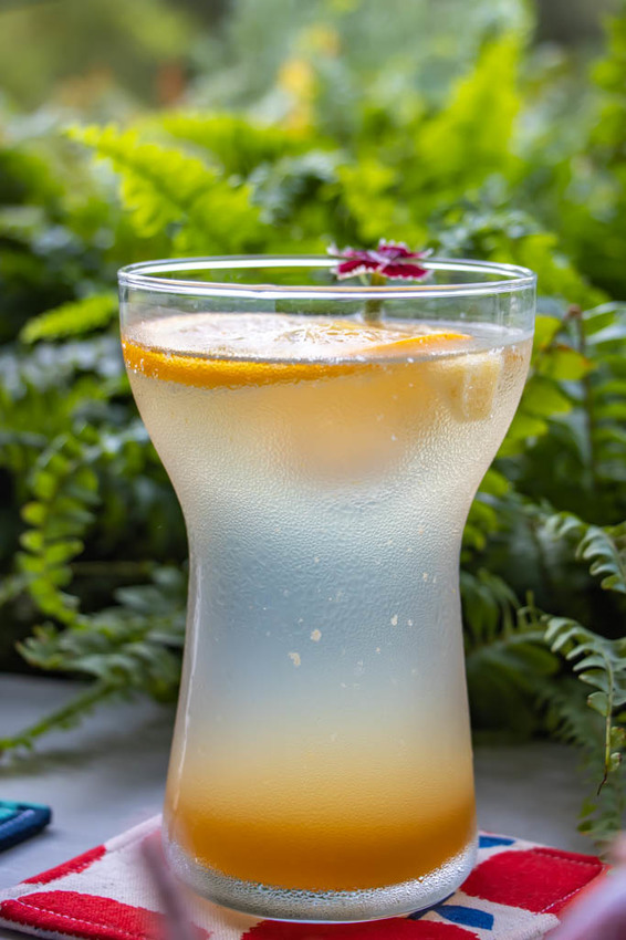 台中西區,窩巷重新出發~不止甜點迷人,斑駁老宅搭配綠植水泥長桌也好好拍。 - 微笑Joe幸運