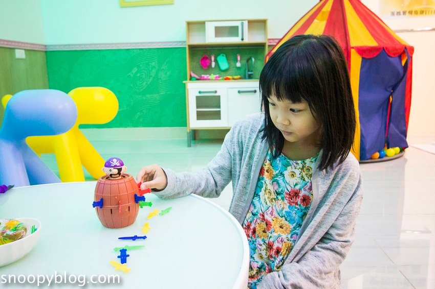 寬頻極緻Villa｜宜蘭五結包棟民宿～戲水池夏天能玩水，房間內有桌遊、遊戲帳篷、廚房玩具，適合親子同樂