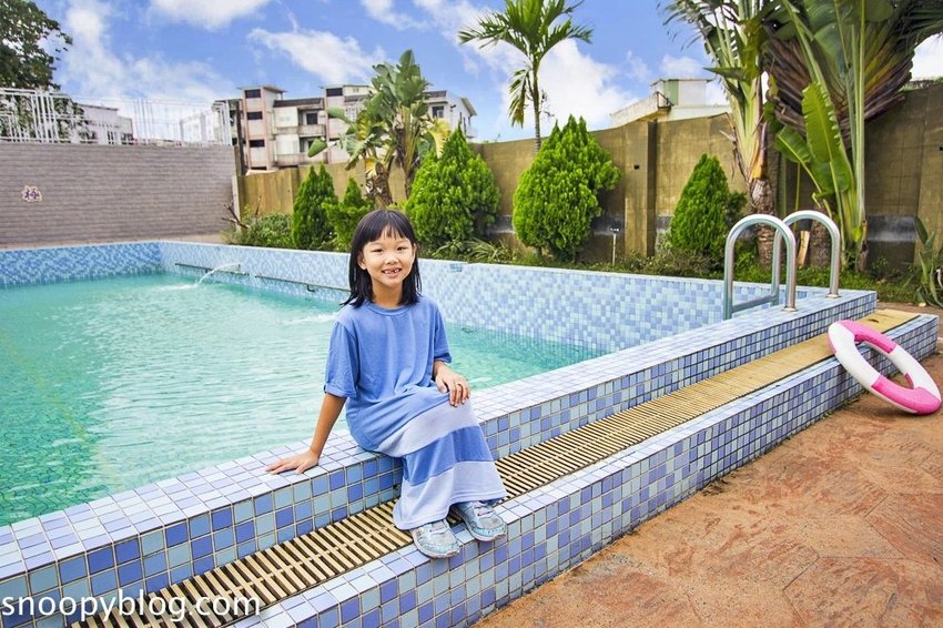 寬頻極緻Villa｜宜蘭五結包棟民宿～戲水池夏天能玩水，房間內有桌遊、遊戲帳篷、廚房玩具，適合親子同樂