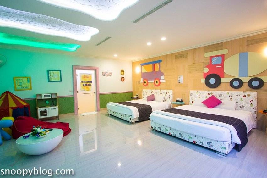 寬頻極緻Villa｜宜蘭五結包棟民宿～戲水池夏天能玩水，房間內有桌遊、遊戲帳篷、廚房玩具，適合親子同樂