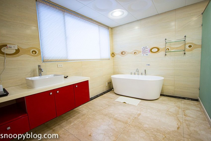 寬頻極緻Villa｜宜蘭五結包棟民宿～戲水池夏天能玩水，房間內有桌遊、遊戲帳篷、廚房玩具，適合親子同樂