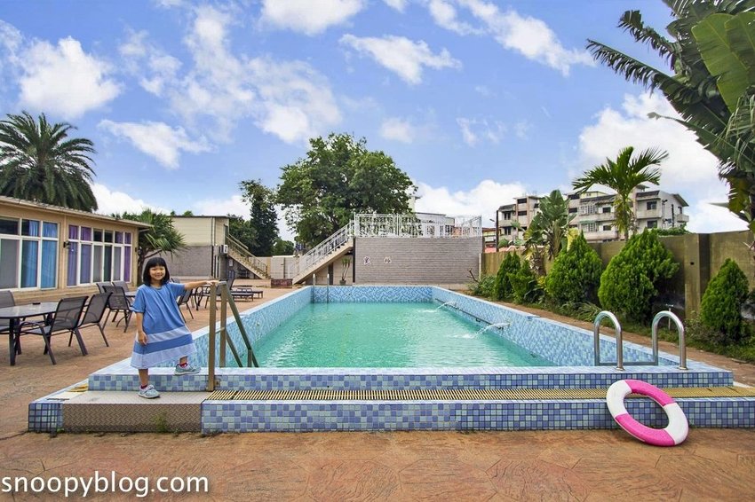 寬頻極緻Villa｜宜蘭五結包棟民宿～戲水池夏天能玩水，房間內有桌遊、遊戲帳篷、廚房玩具，適合親子同樂