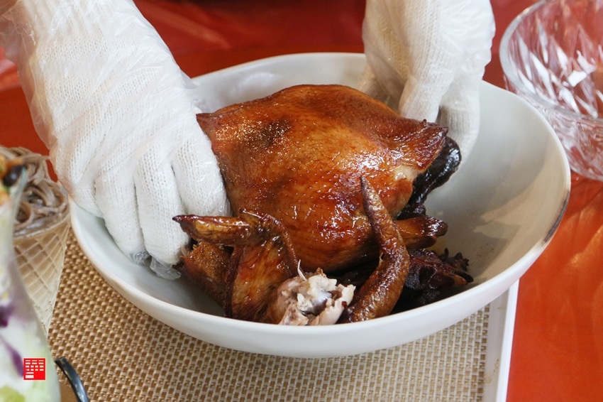 雲林古坑美食／古坑阿嬤私房菜有「一雞多吃」咖啡醬燻烤雞　獨家脆筍麵、脆筍蛋跟狗尾草燉雞湯 - 跟著華少吃吃吃