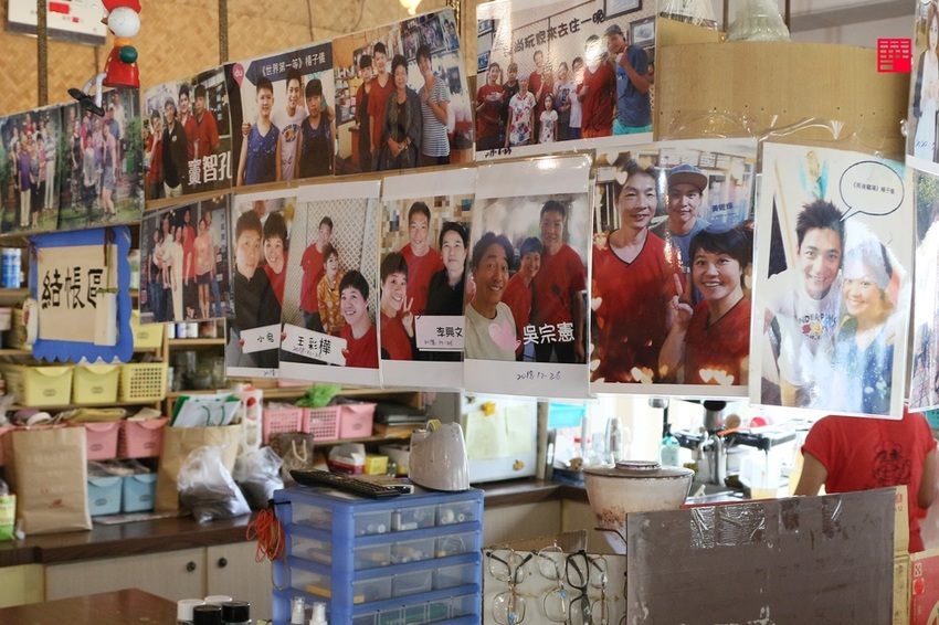 雲林古坑美食／古坑阿嬤私房菜有「一雞多吃」咖啡醬燻烤雞　獨家脆筍麵、脆筍蛋跟狗尾草燉雞湯 - 跟著華少吃吃吃